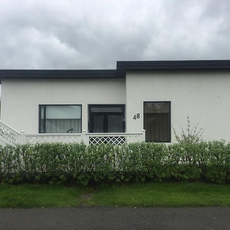 Hvita Husith, Kirkjubraut 48 Apartman Höfn Kültér fotó