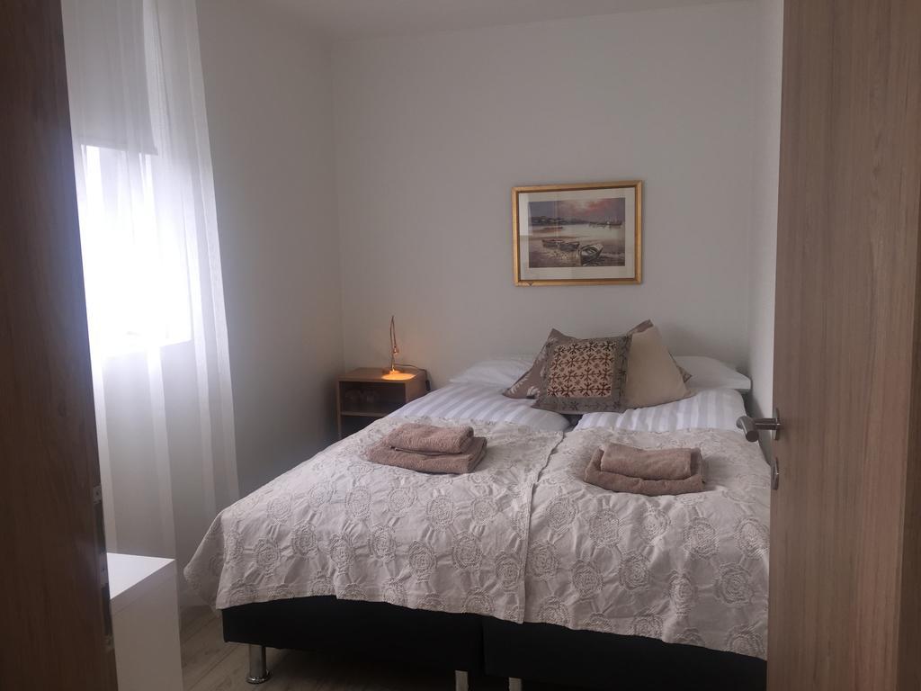 Hvita Husith, Kirkjubraut 48 Apartman Höfn Kültér fotó