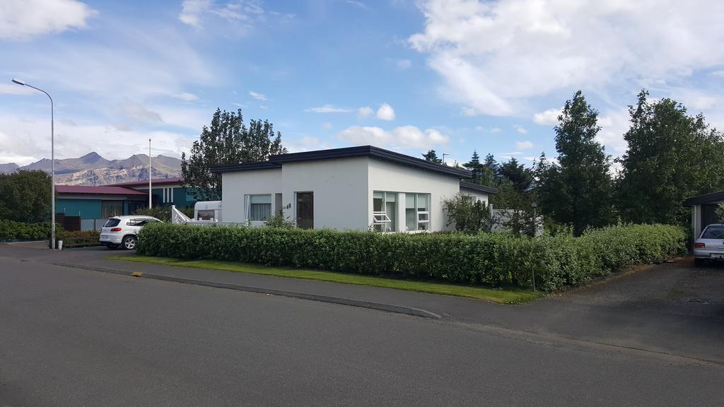 Hvita Husith, Kirkjubraut 48 Apartman Höfn Kültér fotó